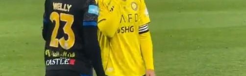 C罗和布赖代球员禁区内互动，C罗用手势示意对手“少说多做”