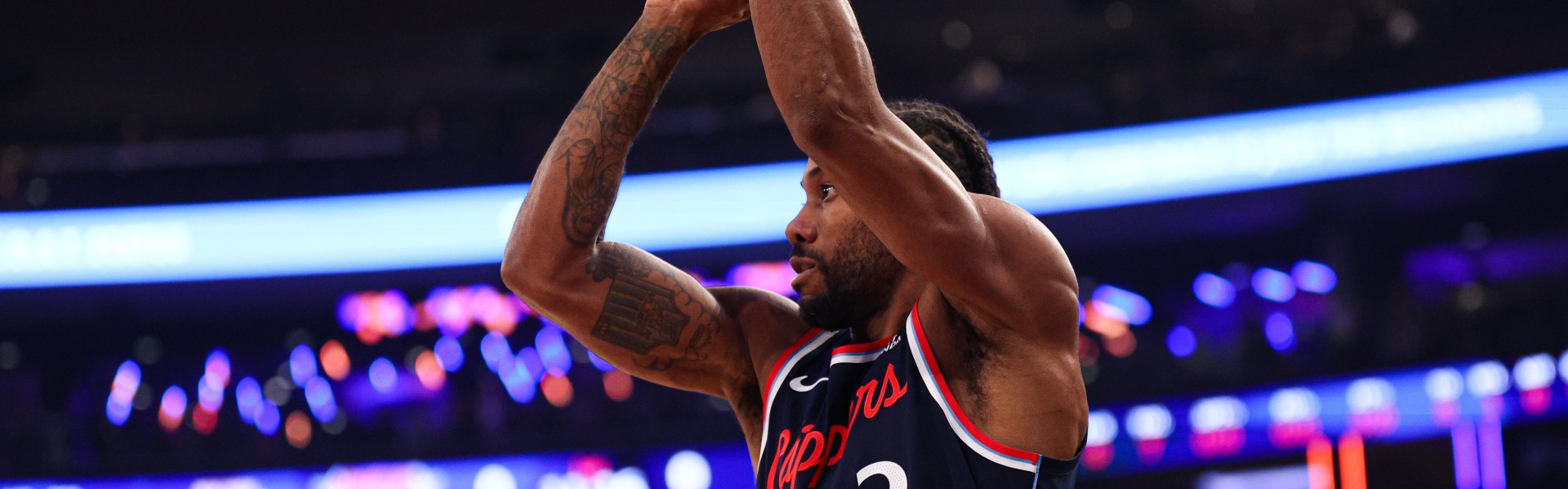 Bwin必赢-小卡近11场场均32.7分6.8板3.8助2.5断1帽 罚球命中率“仅”89.7%